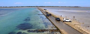 Esta carretera de Francia queda enterrada bajo el Atlántico dos veces al día: si la cuzas tarde, se tragará tu coche