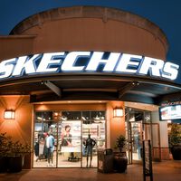 Skechers liquida las zapatillas perfectas para llevar con vaqueros a 27 euros y van a volar  