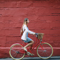 Al trabajo en bici tras el confinamiento: lo que tienes que saber para circular en bici por la ciudad con seguridad, y nuestra selección de bicicletas urbanas 