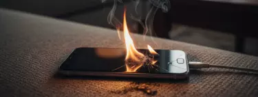 Muchos lo hacemos mal: los bomberos de Madrid explican cómo cargar el móvil en casa para evitar accidentes