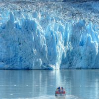 En 1977, un príncipe saudí se llevó de Alaska un iceberg milenario de 2 toneladas para solucionar la crisis mundial del agua. Terminó poniendo hielo a los cubatas 