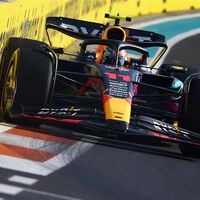 Sergio Pérez y Fernando Alonso se aprovechan de un accidente de Charles Leclerc para salir primeros en Miami