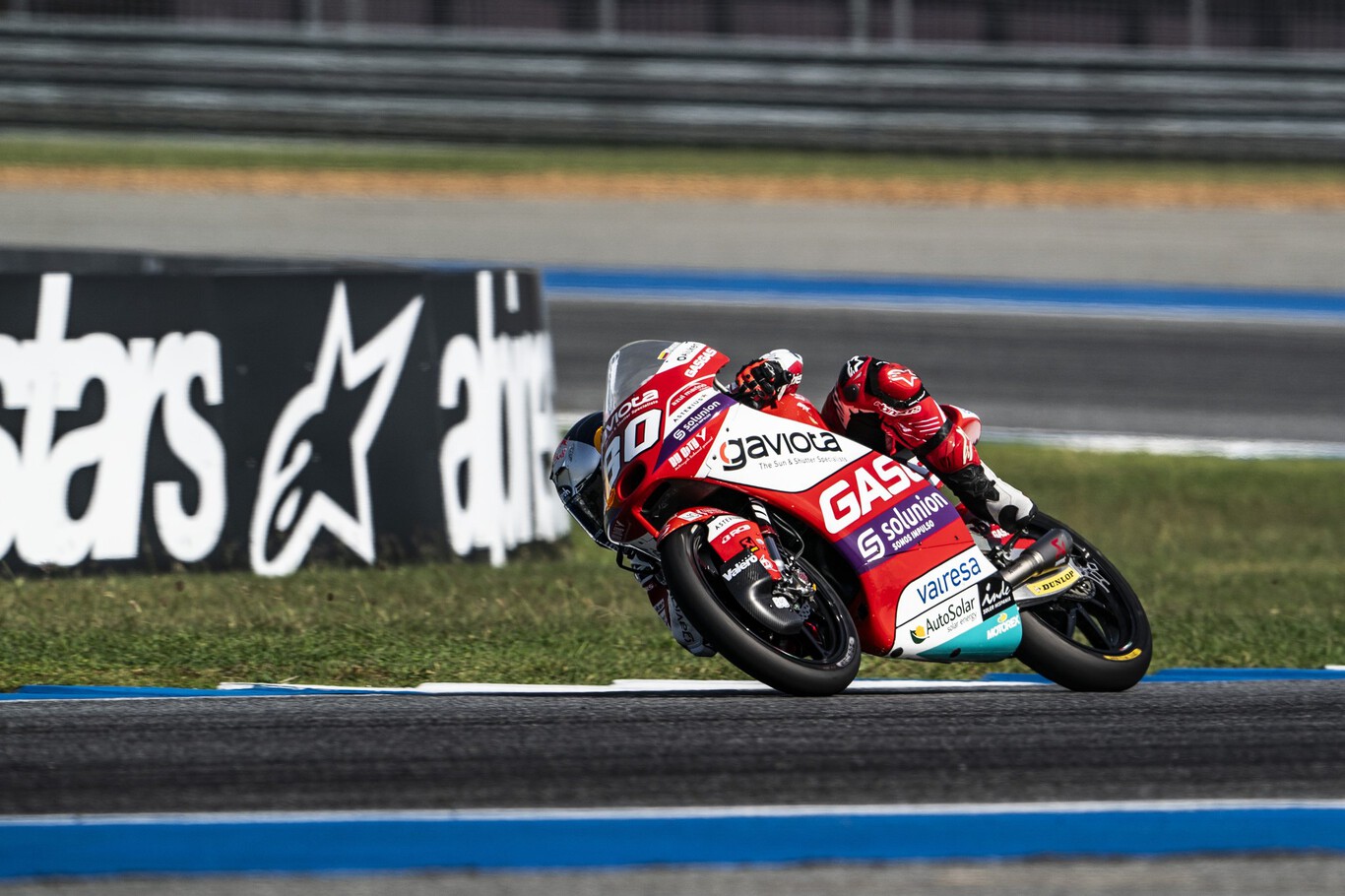 El colombiano David Alonso oposita al mundial de Moto3 ganando una apretada carrera en grupo en Tailandia