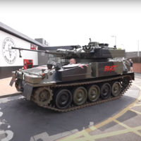 El hombre más fuerte del mundo se ha comprado un tanque. Lo está usando para comprar pollo en KFC