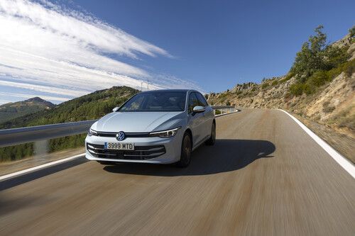 Probamos el Volkswagen Golf 8.5: el compacto más equilibrado del mercado va mejor que nunca, trae de vuelta los botones físicos y ahora es más barato