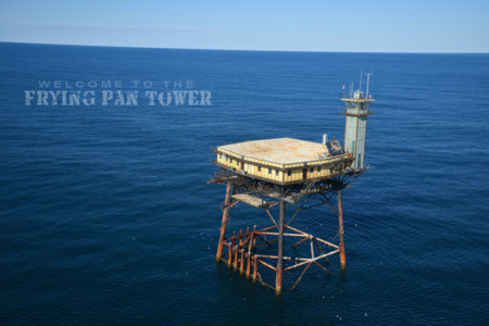Frying Pan Tower: dormir en una plataforma sobre el océano (y de paso, restaurarla)