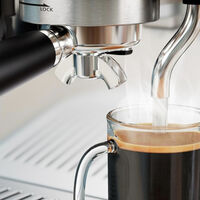 Ahora puedes preparar café como el del bar (incluso con espuma) en casa con esta cafetera rebajada en Amazon