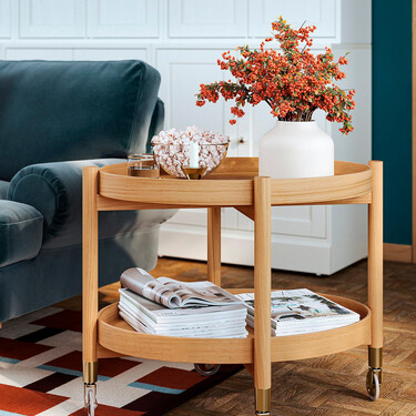 Ikea estrena nueva mesa de centro para el salón que tiene aspiraciones de carrito auxiliar y suma en decoración natural 