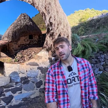 Dani es un joven asturiano que aprende el arte milenario del teitado para restaurar una cabaña histórica junto a su expropietario: "En 1995 había 60 cabañas en pie y hoy solo quedan 40" 