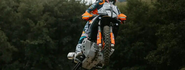 Esta trail rollito dakariano de KTM es la más bestia que han sacado hasta la fecha, y hasta viene con los colores de Red Bull 