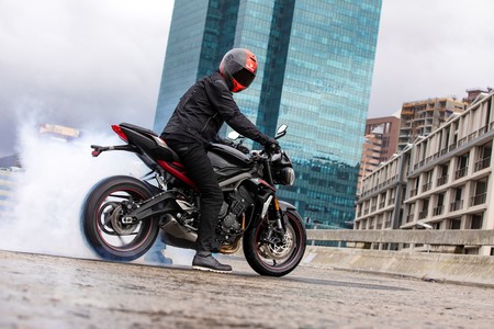 La nueva Triumph Street Triple R llega con más carácter y es más accesible con sus 9.700 euros de partida
