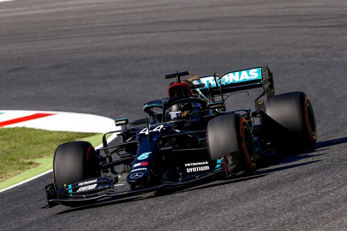 Lewis Hamilton gana una maratoniana carrera de Fórmula 1 con dos banderas rojas y solo doce coches en meta