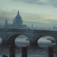 Solo tiene 8 episodios y está en Netflix. Tom Hardy y Oona Chaplin protagonizan una de las series más arrolladoras del creador de 'Peaky Blinders' 