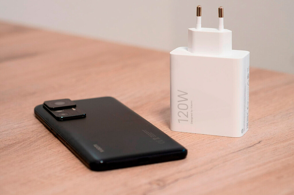 Necesito cargar el móvil pero no tengo un enchufe cerca. Descubrí un truco que puede sacarte de cualquier apuro 