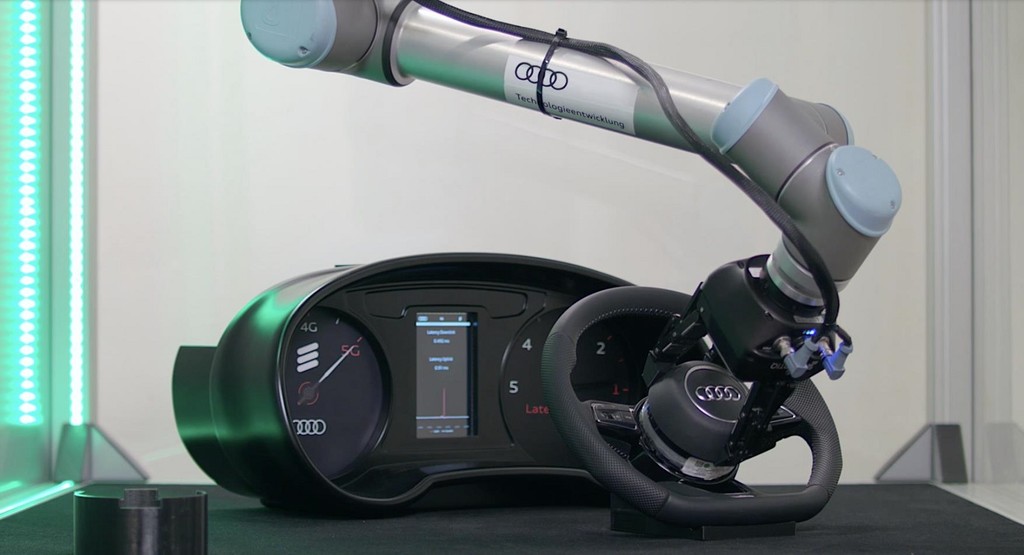 Audi y Ericsson ponen a un robot a instalar un módulo de airbag en un coche para demostrar las bondades del 5G
