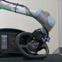 Audi y Ericsson ponen a un robot a instalar un módulo de airbag en un coche para demostrar las bondades del 5G