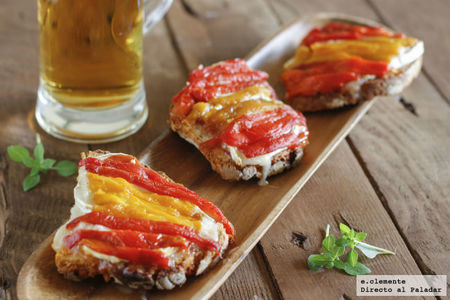 Tostas de mermelada de tomate, queso de cabra y pimientos. Receta