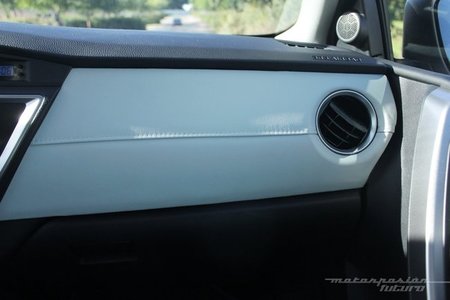 Toyota Auris Hybrid 2013, acabados interiores