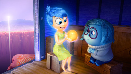 Alegría y Tristeza ven un recuerdo en Inside Out