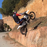 ¡Magistral! Subirse por las paredes con una moto de enduro parece fácil después de ver estos vídeos de Pol Tarrés