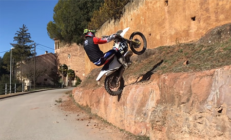 ¡Magistral! Subirse por las paredes con una moto de enduro parece fácil después de ver estos vídeos de Pol Tarrés