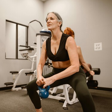 Cinco ejercicios básicos para iniciarte en el entrenamiento con pesas a partir de los 50