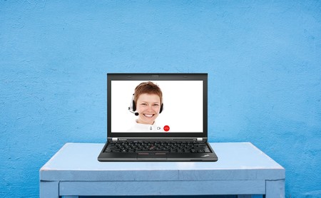 Esta extensión para Chrome te permite congelar a voluntad tu imagen durante una videollamada de Google Meet, poner un fondo y más