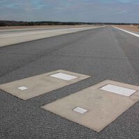 Este aeropuerto es único en el mundo: las tumbas de una familia están en medio de la pista de aterrizaje