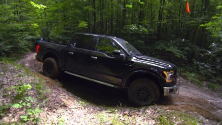 Video: la nueva Ford Raptor 2017 te presume algo de lo que podrá hacer en terrenos off-road