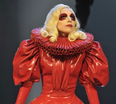 Lady Gaga muy formal en su actuación ante la Reina de Inglaterra