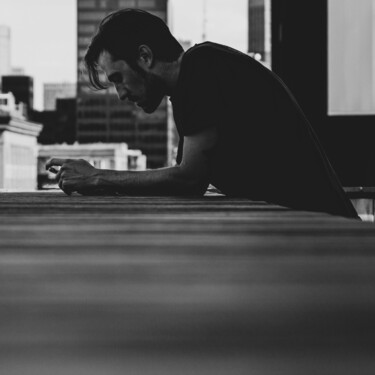 El mito de 'no necesito a nadie': por qué la sociedad le enseña a los hombres a aislarse 