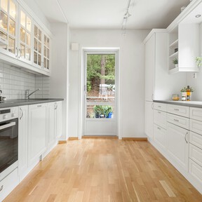 Este mueble auxiliar es carrito e isla de cocina, perfecto para ampliar el almacenamiento y ahora cuesta menos de 70 euros 