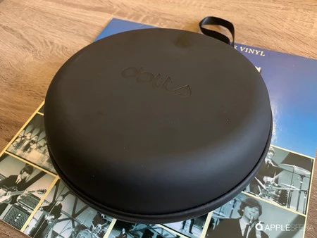 M ケースは非常に軽く、旅行中にヘッドフォンを保護します。