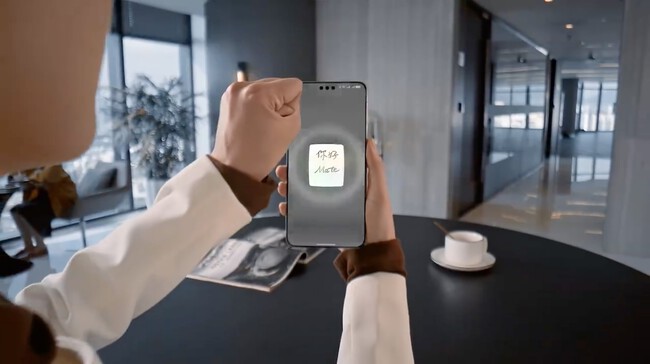 Captura de pantalla del vídeo promocional de Huawei publicado en Weibo. En la imagen aparece una persona con el puño extendido frente al móvil para transferir un archivo