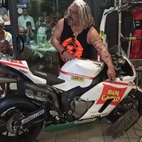 Ráfagas al cielo, o el ritual motero del mejor amigo de Marco Simoncelli dando gas a su Honda CBR1000RR de MotoGP cada noche 