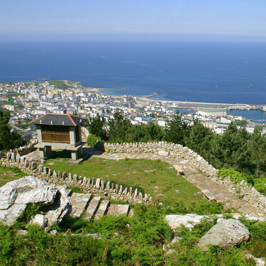 Un paseo marítimo con vistas al océano, el mejor bonito y playas eternas: el pueblo pesquero de Galicia ideal para recorrer a pie