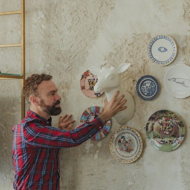 Los platos decorativos vuelven a las paredes: la tradición de nuestras abuelas que recupera la decoración actual 