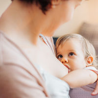 Solo un 47% de las madres sigue dando el pecho a su bebé a los seis meses: cómo lograr la lactancia prolongada