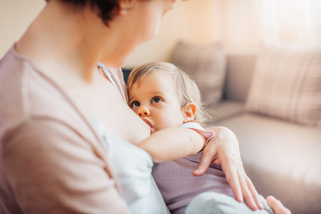 Solo un 47% de las madres sigue dando el pecho a su bebé a los seis meses: cómo lograr la lactancia prolongada