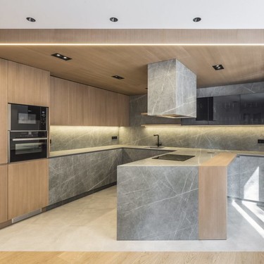 Puertas abiertas: de vivienda segmentada y oscura a casa espaciosa y luminosa 