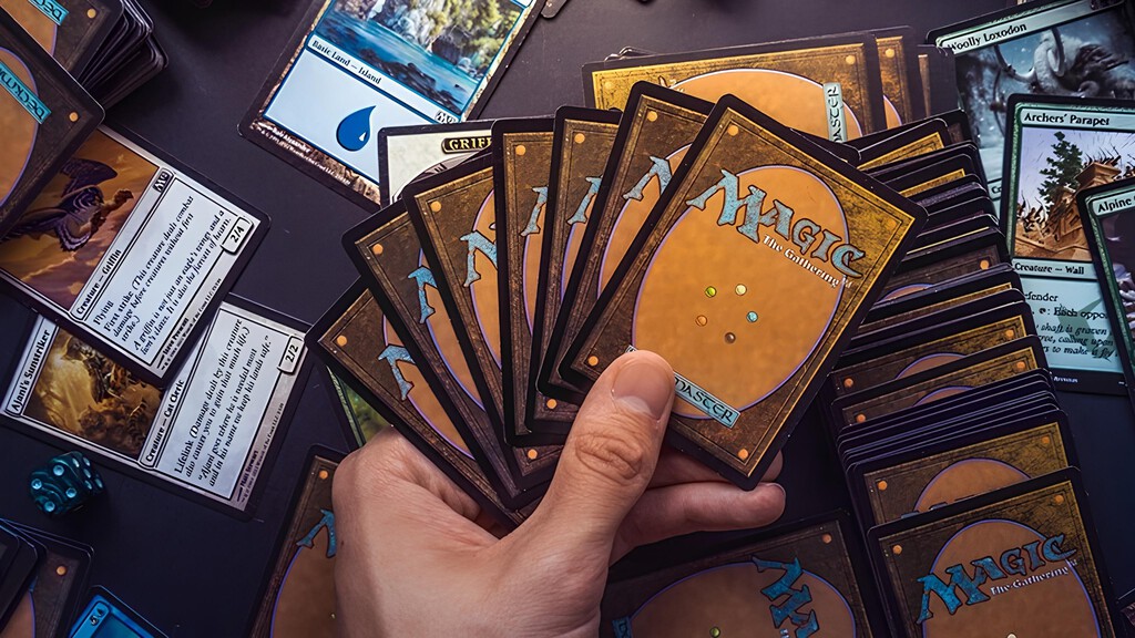 Los propios accionistas de Hasbro le han demandado por hacer su trabajo: imprimir (demasiadas) cartas de Magic: The Gathering 