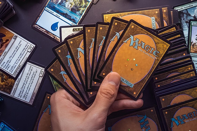 Los propios accionistas de Hasbro le han demandado por hacer su trabajo: imprimir (demasiadas) cartas de Magic: The Gathering