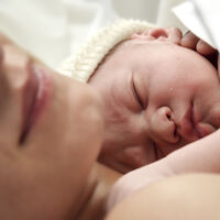 El coronavirus durante el embarazo no provoca muerte fetal o bajo peso del bebé al nacer, confirma un estudio