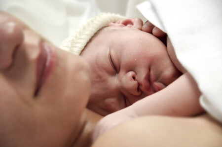 El coronavirus durante el embarazo no provoca muerte fetal o bajo peso del bebé al nacer, confirma un estudio