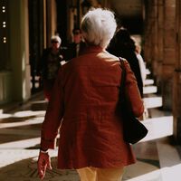 El INSS deniega la pensión de jubilación a una mujer con 16 años cotizados por darse de baja de autónomos un mes tarde 