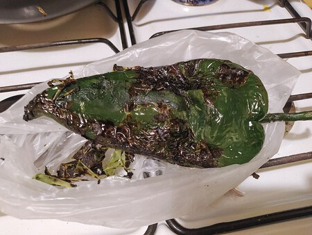 Cómo hacer chiles rellenos con salsa de frijol y queso, con la receta y trucos de Victoria Cooks