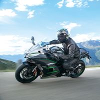 Kawasaki Ninja H2 SX SE+, una sport-turismo sobrada de tecnología por 26.725 euros y un año de seguro