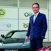 Cazado a 165 km/h, el CEO de Lotus rebaja su condena porque "tiene que probar los coches"