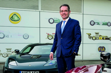 Cazado a 165 km/h, el CEO de Lotus rebaja su condena porque "tiene que probar los coches"