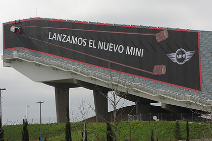 Otro anuncio de Mini: lanzamiento con tirachinas